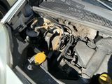 un moteur de voiture, capot ouvert et capot fermé