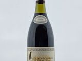 une bouteille de vin posée sur une table