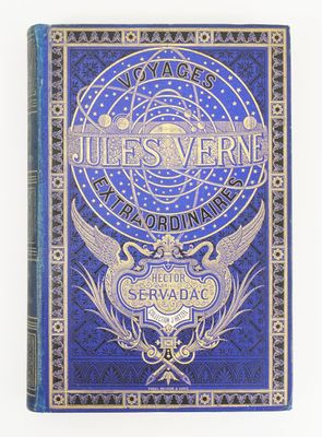 un vieux livre avec une couverture bleue et des lettres dorées