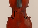 gros plan d'un violon avec un archet sur fond blanc