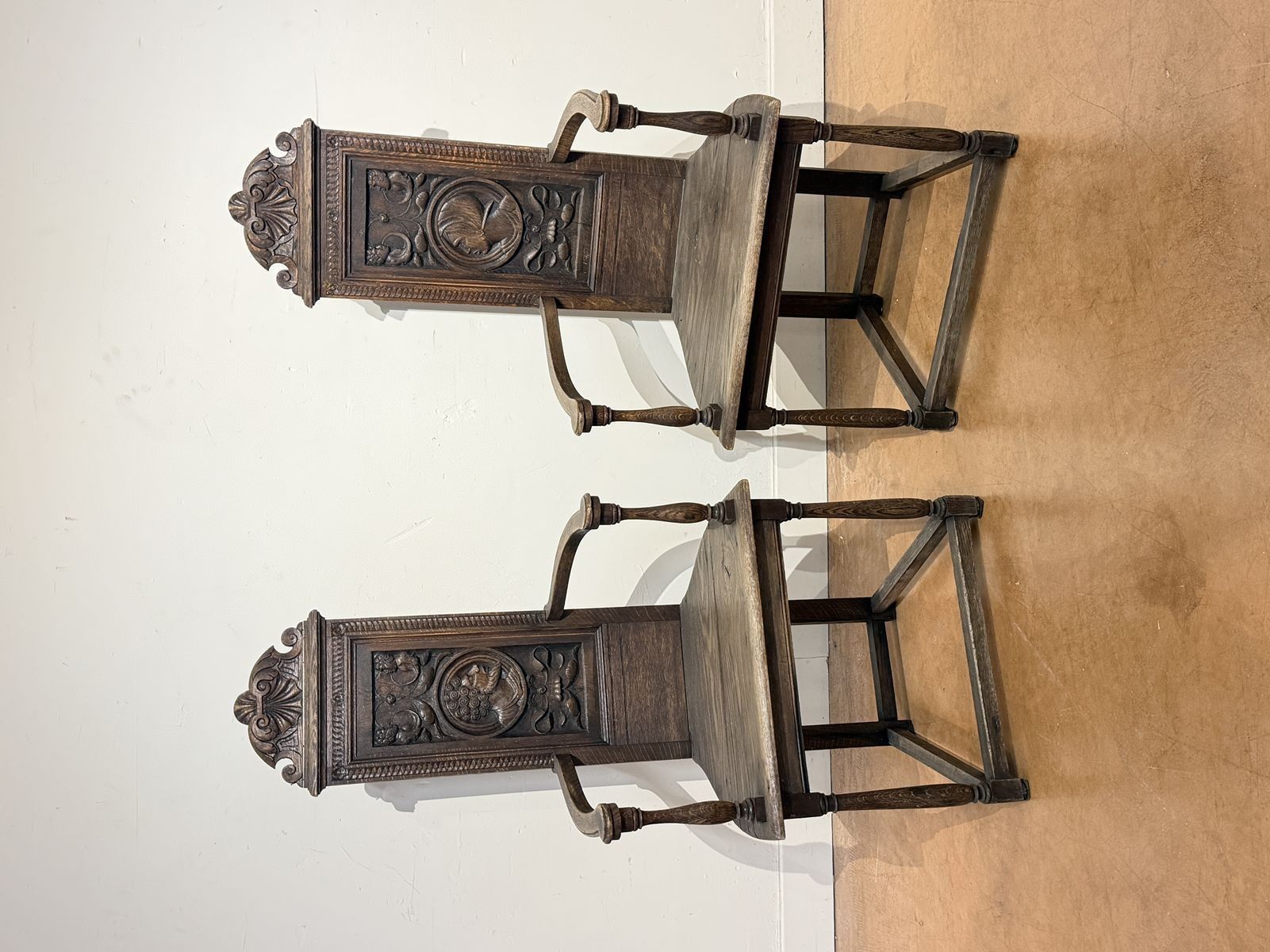 PAIRE de fauteuils caquetoires en bois sculpté.