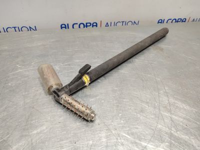 gros plan d'un marteau sur une surface métallique avec un panneau bleu en arrière-plan