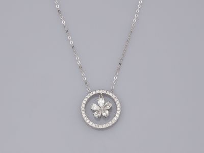 Collier en or gris 750°/°°, à décor d'un trèfle serti de dia… - Photo 1