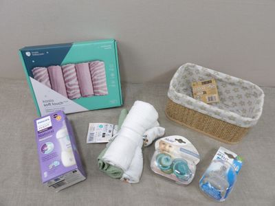 une boîte de produits pour bébés posée sur un lit