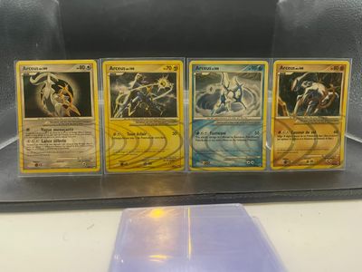 un lot de cartes posées sur une table