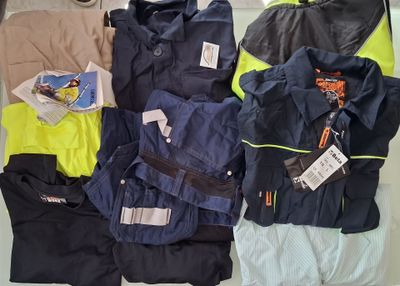 de nombreux vêtements de toutes sortes étalés par terre