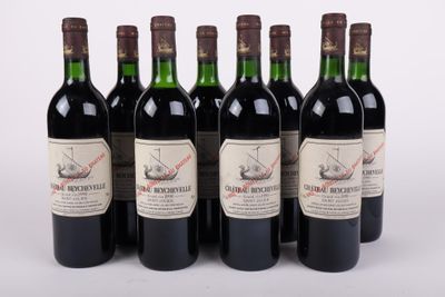 six bouteilles de vin sont alignées sur une surface blanche