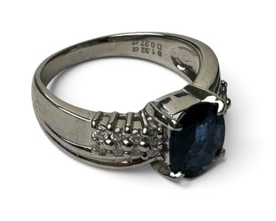 une image d'une bague en saphir bleu et diamant sur fond blanc