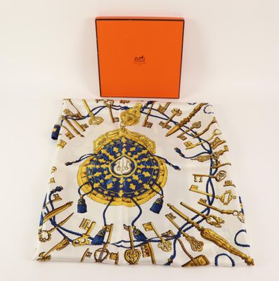 un foulard carré orné d'un motif doré et bleu