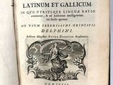 un livre ouvert sur lequel figure l'image d'une femme en robe