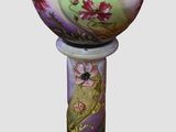 un vase posé sur un socle, sur fond blanc