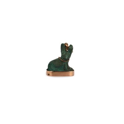 une petite statue représentant un chien assis sur une table