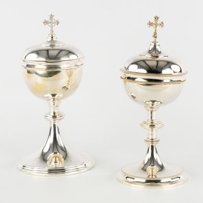 une paire de gobelets en argent ornés d'une croix sur le bord supérieur