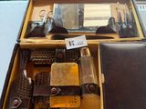 une valise remplie de choses
