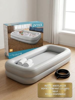 un matelas gonflable avec deux rouleaux de papier toilette à côté
