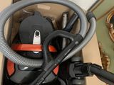 une boîte contenant un aspirateur et un tuyau