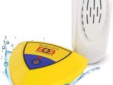 un objet jaune et bleu situé près d'un mur blanc