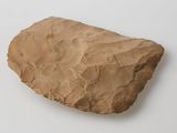 un morceau de papier posé sur une surface blanche