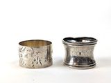 paire de ronds de serviette anciens en argent, avec un motif floral