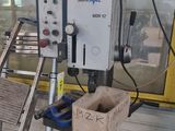 une machine posée sur une table dans une pièce