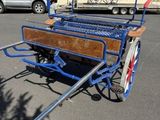 une remorque bleue avec un canoë à l'arrière