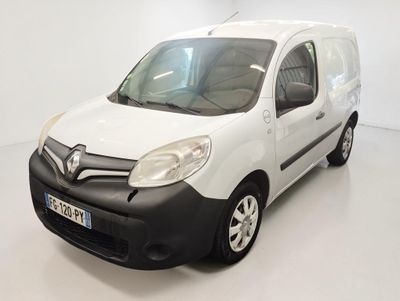 La petite camionnette blanche est garée dans une pièce blanche.