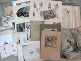 une pile de vieux livres par terre, avec des images