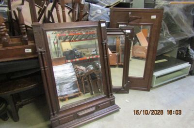 deux miroirs posés par terre l'un à côté de l'autre