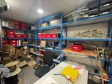 une pièce remplie de boîtes et d'étagères