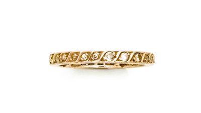 une bague en or jaune avec un diamant serti au centre