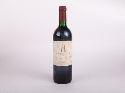 une image d'une bouteille de vin rouge sur fond blanc