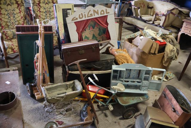 Lot comprenant une malle garnie de jouets anciens, poupées, tricy...