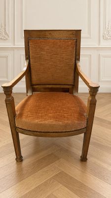 une chaise qui se trouve dans une pièce, posée sur un parquet en bois dur