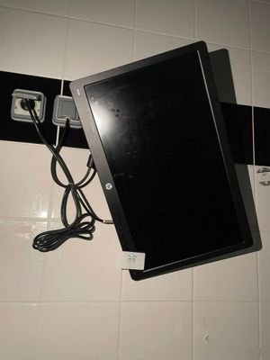 un téléviseur fixé au mur et équipé d'un chargeur
