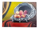un tableau représentant des pommes dans un bol en argent posé sur une nappe rouge