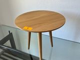 une petite table en bois avec un plateau en verre posée sur une table