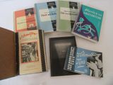 un grand nombre de livres posés sur une table