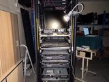 un rack de matériel électronique au milieu d'une pièce
