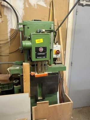 une machine posée sur une table dans une pièce