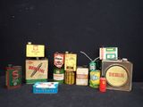 de nombreux types de boîtes et de boîtes de conserve sur la table