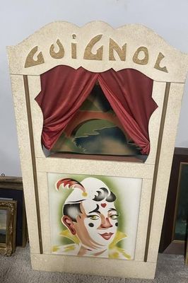 une statue représentant un clown sur laquelle figure une image