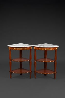 Paire de dessertes d'encoignures en acajou et placage d'acaj…