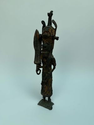 statue en bronze représentant un homme avec un oiseau sur l'épaule