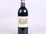 bouteille de vin rouge avec bouchon rouge sur fond blanc