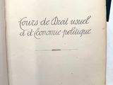 un livre écrit posé sur une table