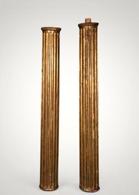 une paire de colonnes en laiton ancien sur fond blanc