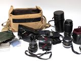 de nombreux types d'appareils photo et d'accessoires disposés sur la table