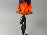 l'image d'une lampe posée sur une table