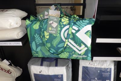 de nombreux sacs posés sur une étagère dans un magasin