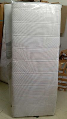 un matelas posé au milieu d'une pile de cartons